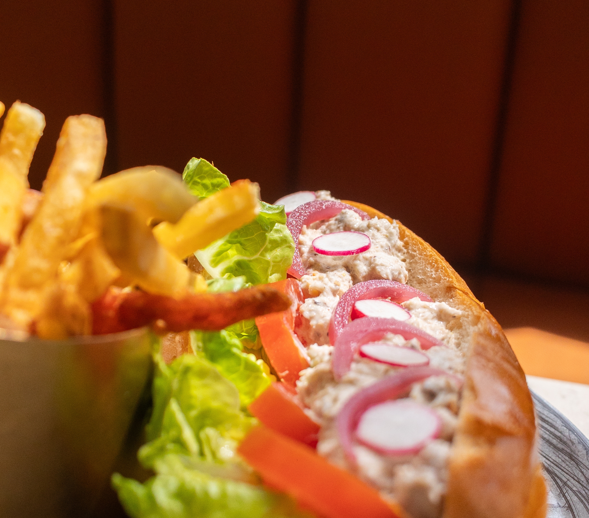 Photo de notre crab roll avec frites maison